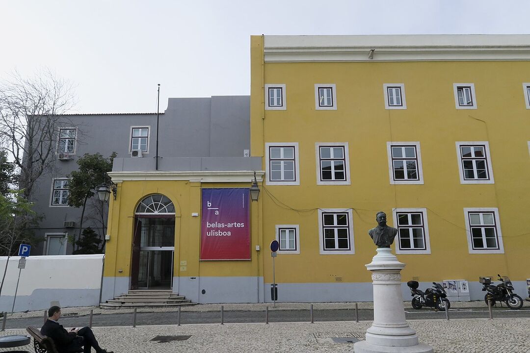 Entrada da Faculdade de Belas-Artes da Universidade de Lisboa, Largo da Academia Nacional de Belas Artes, Lisboa. Copyright: WikiCommons, Manuelvbotelho, CC-BY-SA-4.0.
