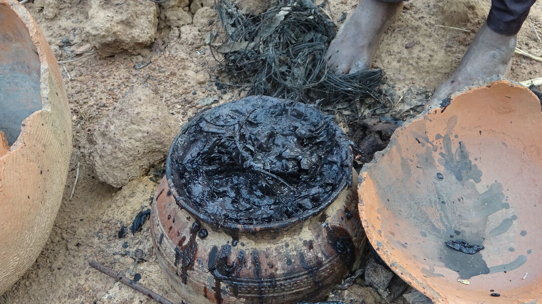 Vouwo - mud dye produced by Marka-Dafing master dyer and hunter Adama Séré. Photograph by Salif Sawadogo.
