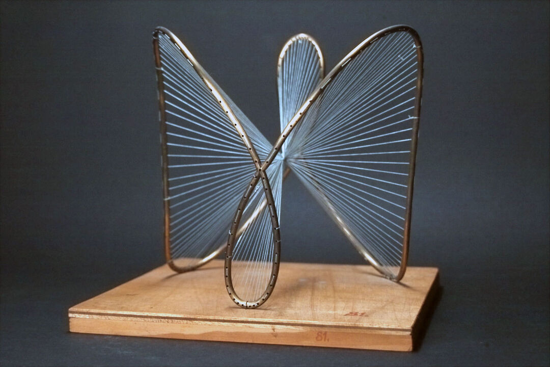 Thread model by Hermann Wiener of a cone of third order and genus 0. Copyright: Collection of Mathematical Models and Instruments at Georg-August-University Göttingen, all rights reserved
