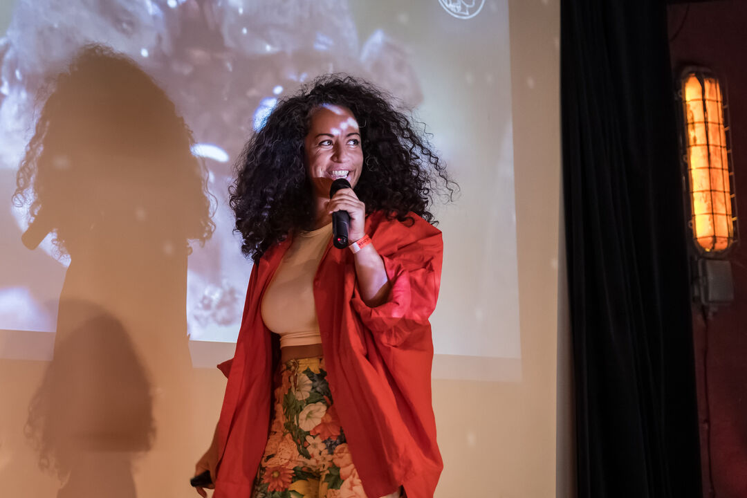 Heidi Jalkh, Science Slam, Berlin Science Week, 2024. Photo: Kay Herschelmann
