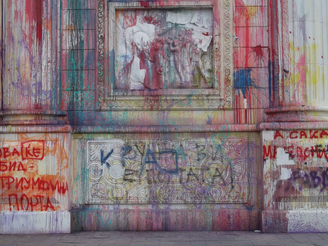Colourful Revolution 1, »paintballing« of the refurbished building of the Government of Macedonia, Skopje, 1 May 2016. Copyright: Sašo Stanojkoviќ
