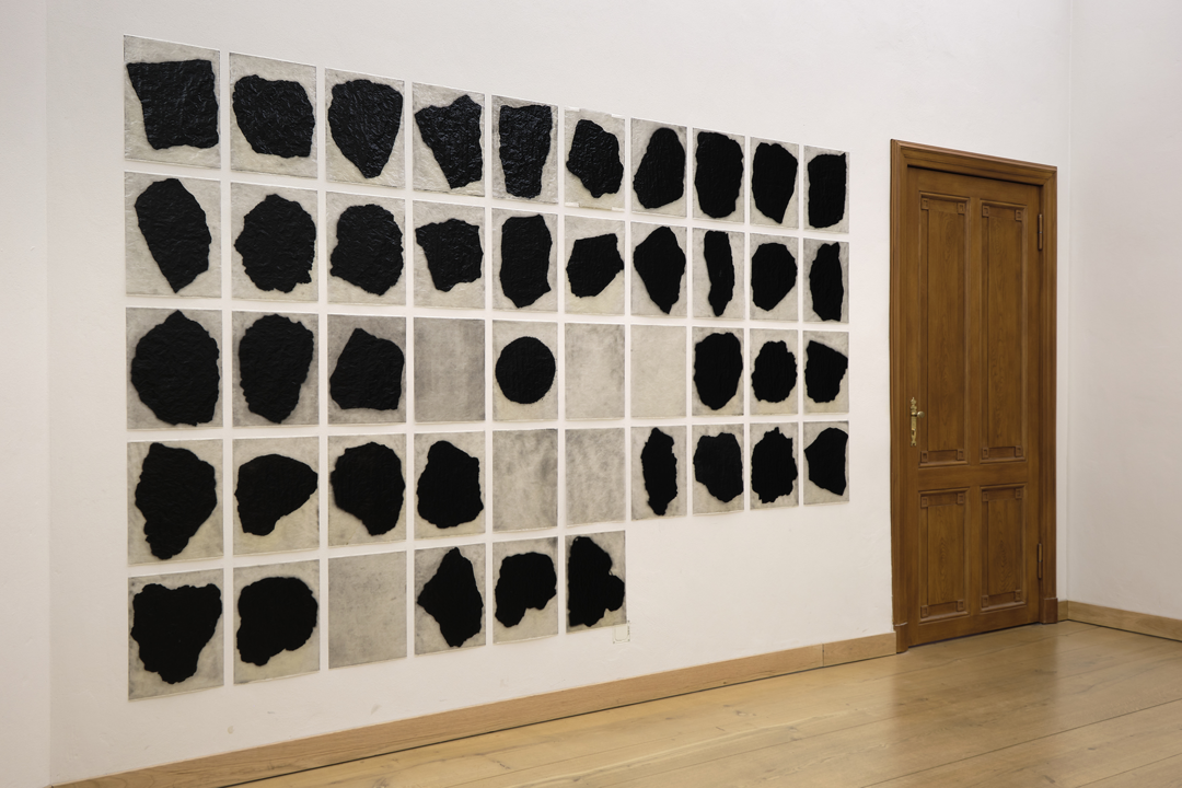 Oliver Thie: Die Wahrheit über den Ursprung der Welt, Ruß und Schellack auf Pergamyn, 46-teilig, jeweils 28 × 37 cm, 2019–2020. Copyright: Felix Sattler/ HU
