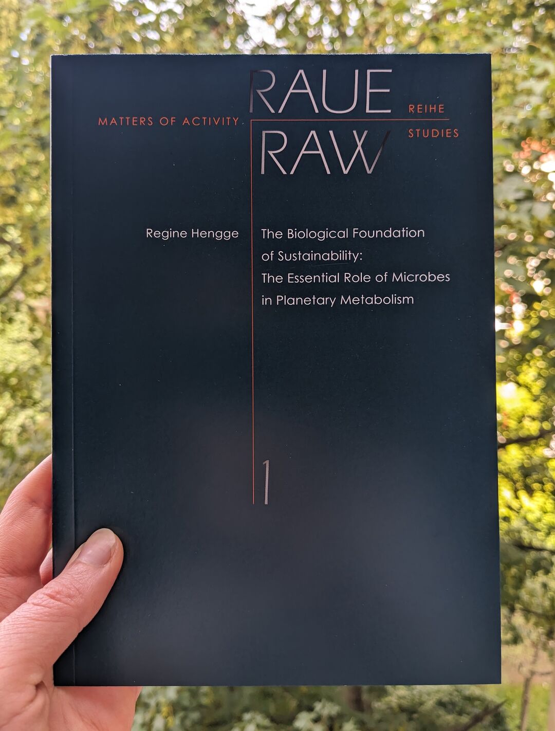 Publication »Raue Reihe«, edited by Horst Bredekamp with a first issue by Regine Hengge on »The Essential Role of Microbes in Planetary Metabolism«. Copyright: Matters of Activity
