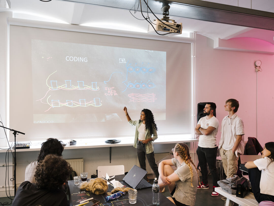 »Textile Gestures - Mapping Tactile Practices with Architectural Yarns«, Hand-on Workshop at Bauhaus Study Rooms. Copyright: Thomas Meyer
