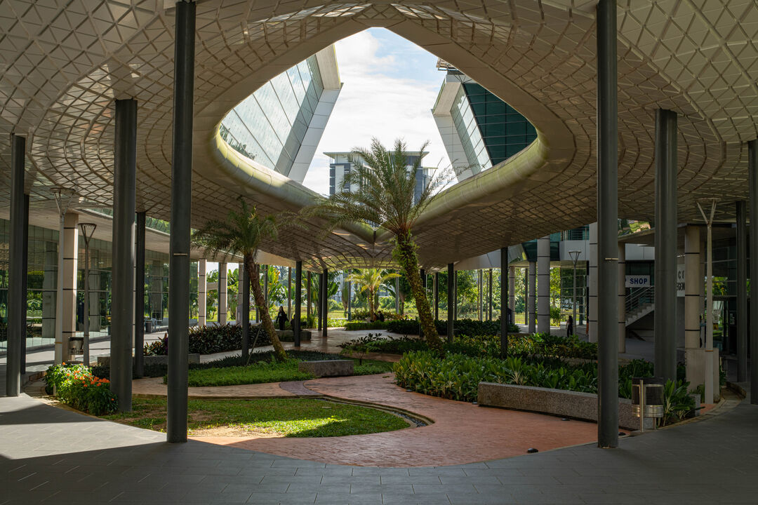Rain-sheltered pathway at the University of Technology Sarawak, Sibu, 2022, Photo: Christian Kassung. Copyright: Matters of Activity
